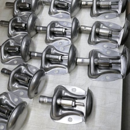 Поилка ниппельная с чашей для поросят до 15 кг 1/2" внутреннее верхнее подключение