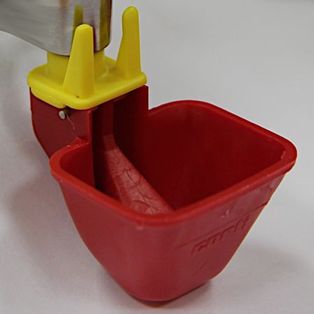 Поилка чашечная для крупной птицы, пластик, с винтовым креплением на сетку