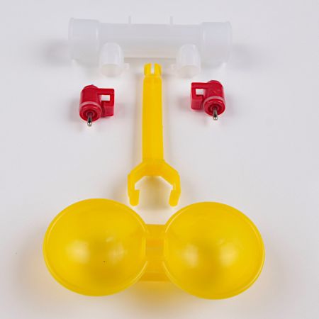 Поилка ниппельная для птиц двойная с каплеуловителем на трубу