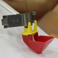 Поилка чашечная для мелкой птицы, пластик, с распорным креплением на сетку 