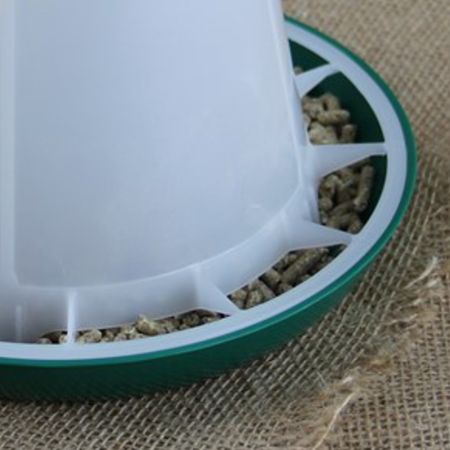 Кормушка бункерная 1 кг пластик с разделительной решеткой зеленая