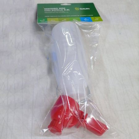 Поилка навесная с емкостью 0,5 л в клетку пластик для кур и домашней птицы