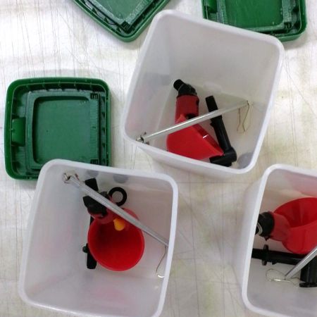 Поилка чашечная с бачком HobbyFarm для кур с креплением на клетку, 1 л, красная