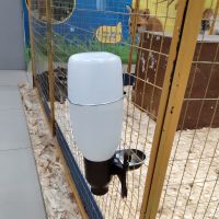 Поилка навесная с емкостью 2 л пластик/металл для кроликов и птиц