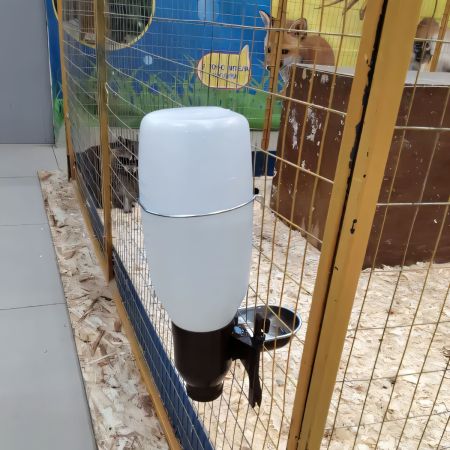 Поилка навесная с емкостью 2 л пластик/металл для кроликов и птиц