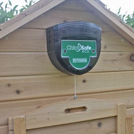 Автоматический открыватель двери Chicksafe Eco для курятника, дверь в комплекте