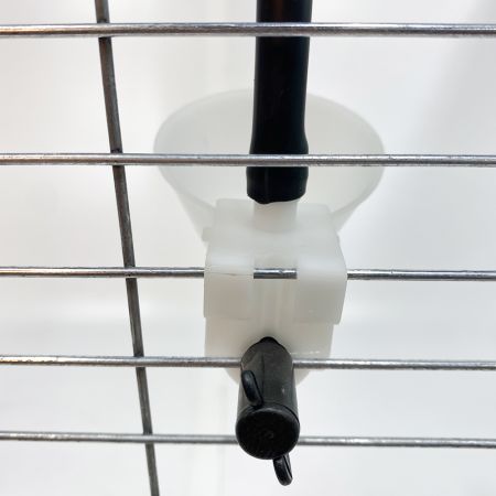 Поилка чашечная с креплением на сетку, диаметр 6,3 см, тройник в комплекте