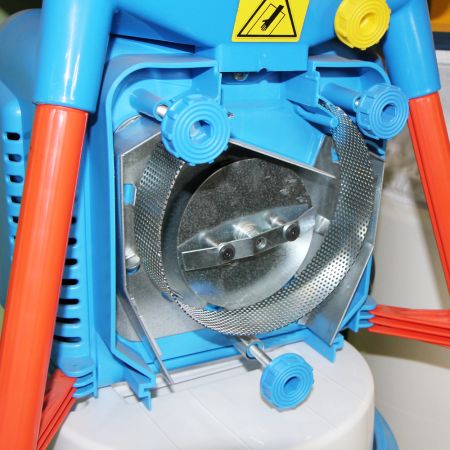 Зернодробилка Novital Magnum 4V 750 Вт электрическая для измельчения зерна / в комплекте 4 сита Зернодробилка Novital Magnum 4V 750 Вт электрическая для измельчения зерна / в комплекте 4 сита