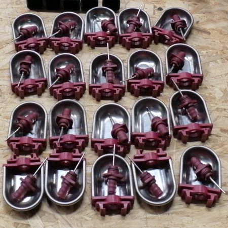 Поилка для кроликов Logis чашечная автоматическая горизонтальный подвод