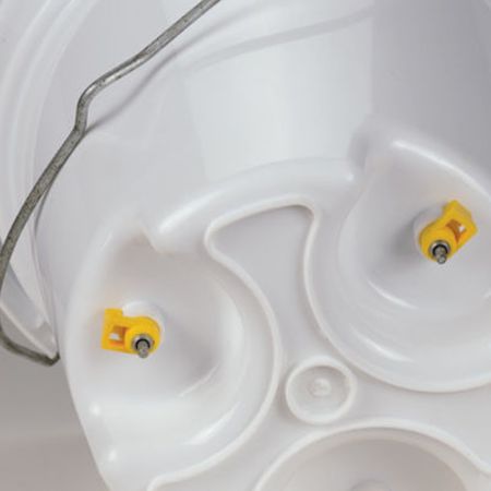 Емкость с ниппельным поением 12 л для кур