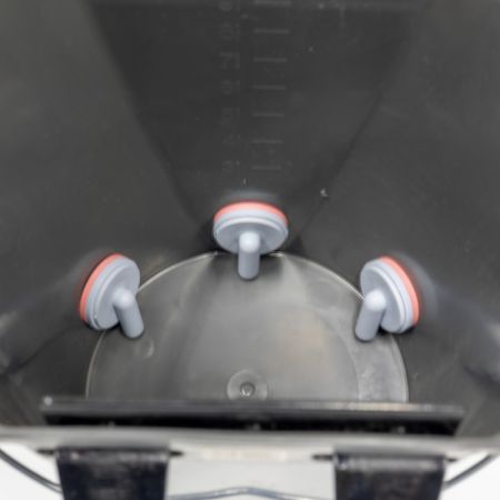 Ведро с 3 сосками для поения ягнят, жеребят, телят 8 л