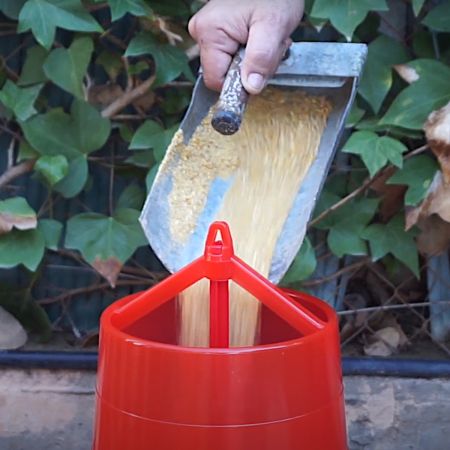 Кормушка бункерная 16 кг пластик с решеткой с круглыми отверстиями на ножках