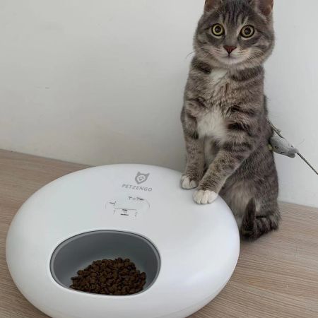 Автокормушка Petzengo PF13 LED для сухого и влажного корма c охлаждением, белая