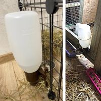 Поилка навесная с емкостью 2 л пластик/металл для кроликов и птиц